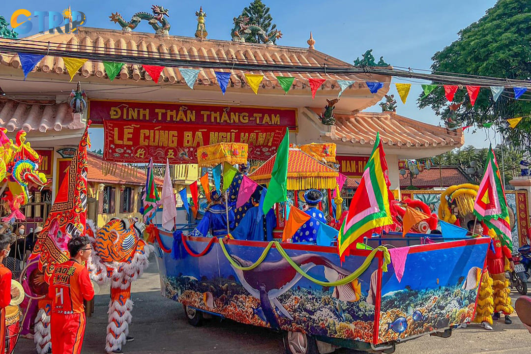 The Ba Ngu Hanh Temple Festival attracts not only residents but also a large number of domestic and international tourists