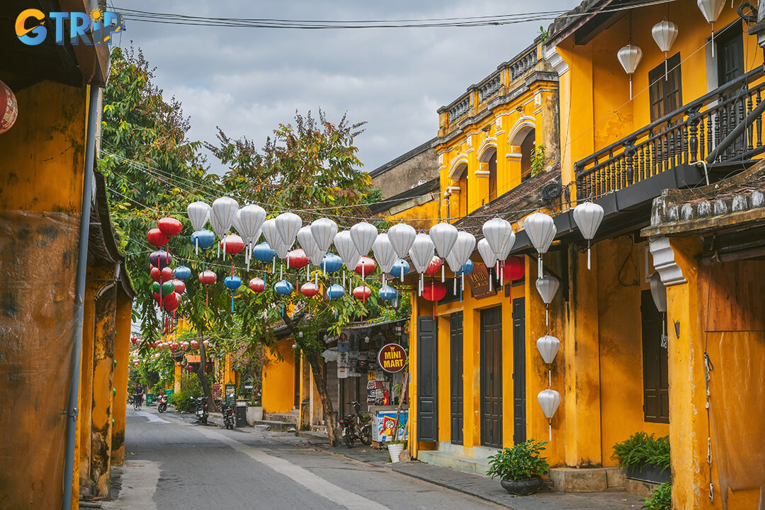 The balcony offers a scenic vantage point to admire Tran Phu Street and soak in the lively charm of Hoi An Ancient Town from above