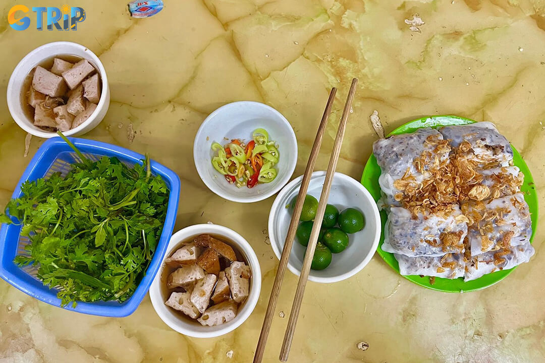 The banh cuon stall in Alley 29 Thuy Khue serves ultra-thin rice rolls made fresh to order, offering one of Hanoi’s most authentic street-food experiences