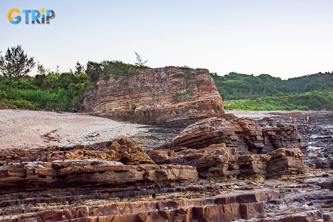 The beach gets its name from the distinctive dragon claw-like rock formations that dominate the landscape