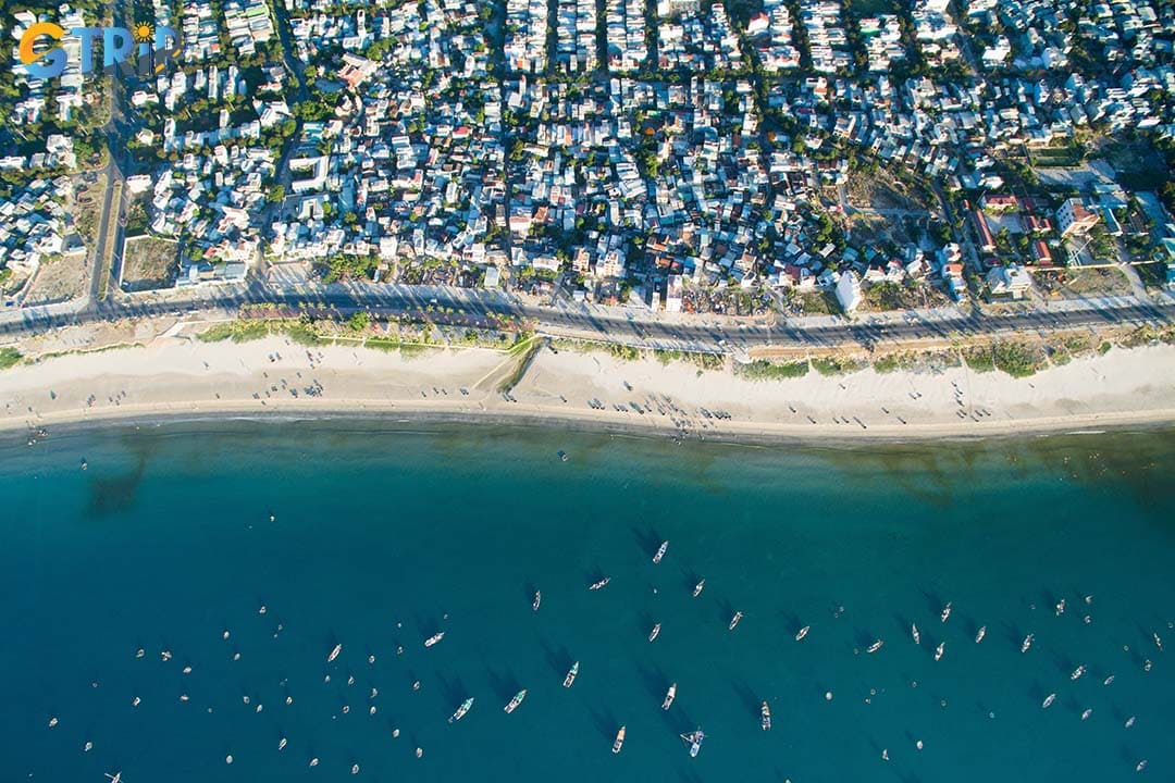 The beachside area offers a collection of boutique stores, handmade souvenir shops, swimwear stores, and small galleries