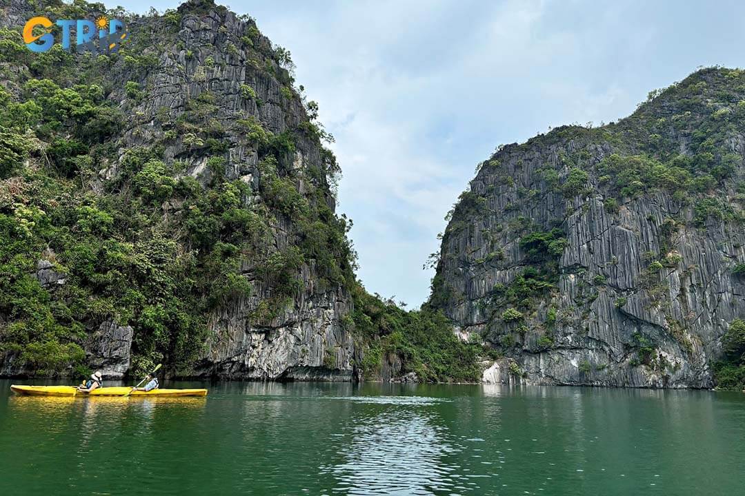 The best time to visit Ba Trai Dao Islet is from October to April, during the dry season when the weather is mild, the skies are clear, and outdoor activities are ideal