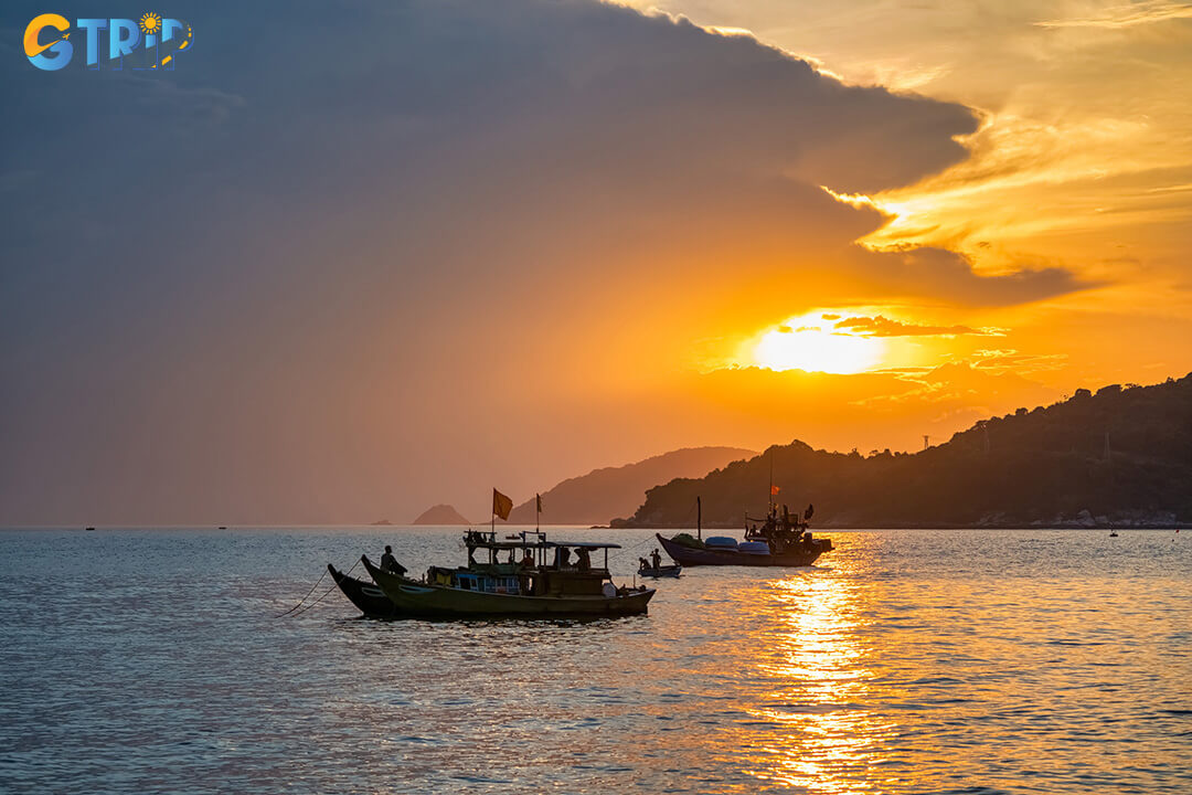 The best time to visit Cham Islands is from February to August, when the weather is sunny, the seas are calm, and conditions are ideal for marine activities