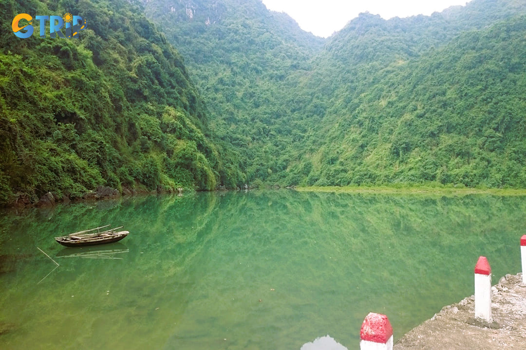 The best time to visit Gia Luan Harbour is during the dry season