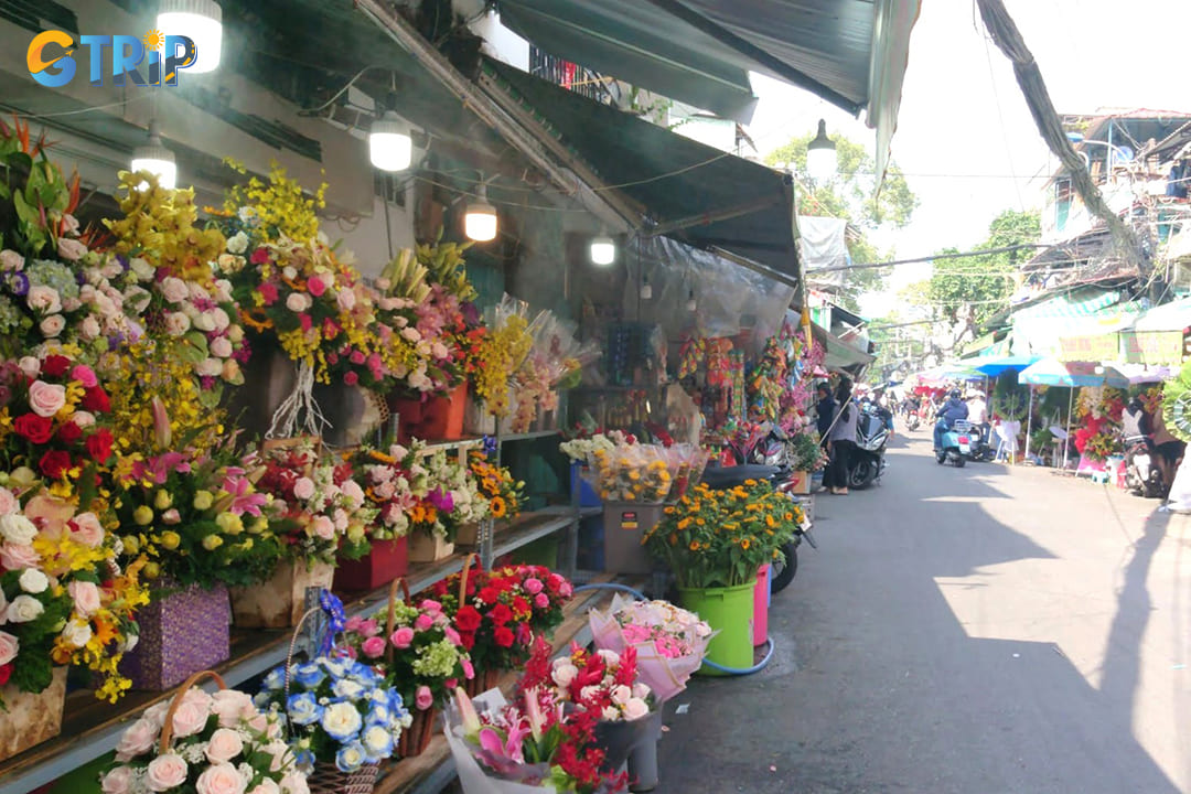 The best time to visit Ho Thi Ky Flower Market is early in the morning, between 5 AM and 7 AM