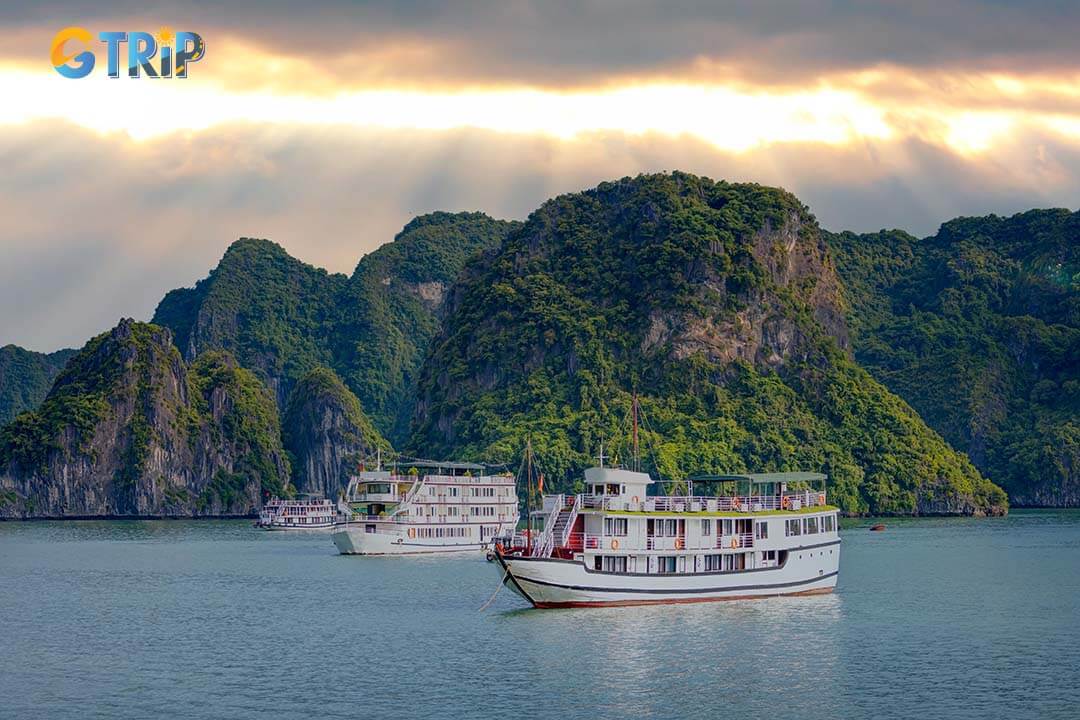 The best time to visit Soi Sim Island is from April to June, when the sky is blue and the sea is clear, making it ideal for beach activities