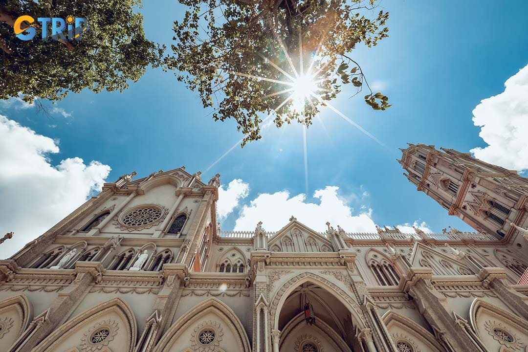 The best time to visit Song Vinh Church is on a weekday morning with soft lights and little crowds