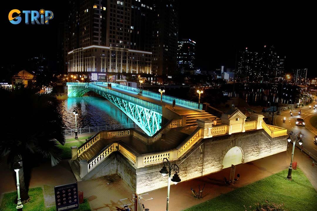 The best times to visit Mong Bridge are late afternoon and evening