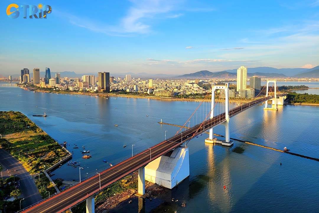 The bridge connects Hai Chau and Son Tra at the mouth of the Han River, creating a seamless coastal link where the river meets Da Nang Bay