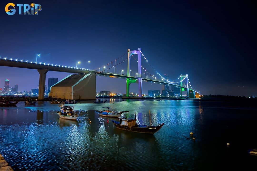 The bridge is easily accessible on foot, by taxi, motorbike, or bicycle, with each option offering a different balance of comfort, flexibility, and scenic views