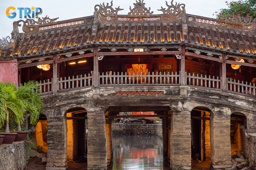The bridge represents a harmonious blend of Japanese architecture and Vietnamese cultural elements, a reflection of the historical interactions between the two regions