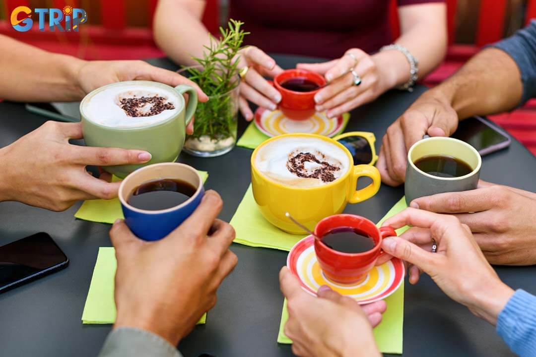 The cafes around Tran Thi Ly Bridge, especially on the western side, offer relaxing spaces with elevated views of the bridge, the Han River, and Da Nang’s skyline