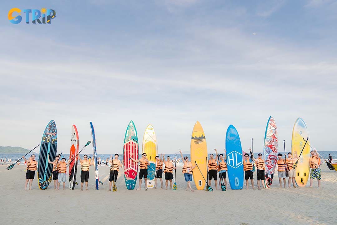 The calm waters of Man Thai Beach make it ideal for kayaking and stand-up paddleboarding, offering stunning offshore views of the Son Tra Peninsula
