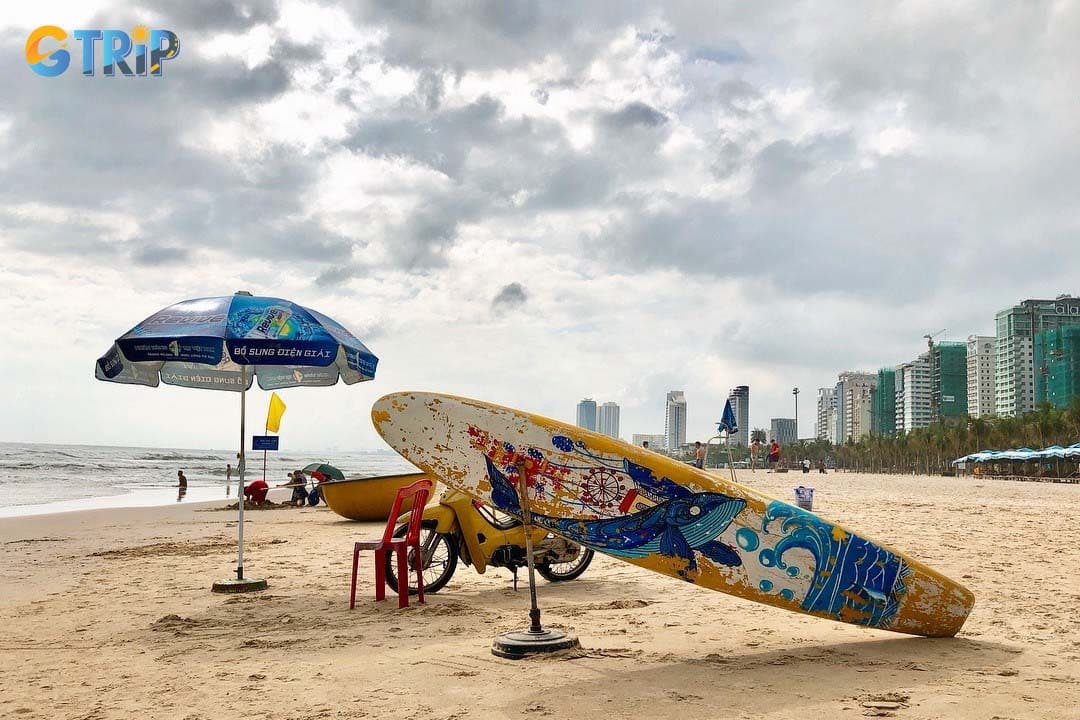 The calm waters of Thanh Binh Beach are perfect for kayaking and canoeing, offering a peaceful paddle with scenic views of Da Nang’s skyline, Son Tra Peninsula