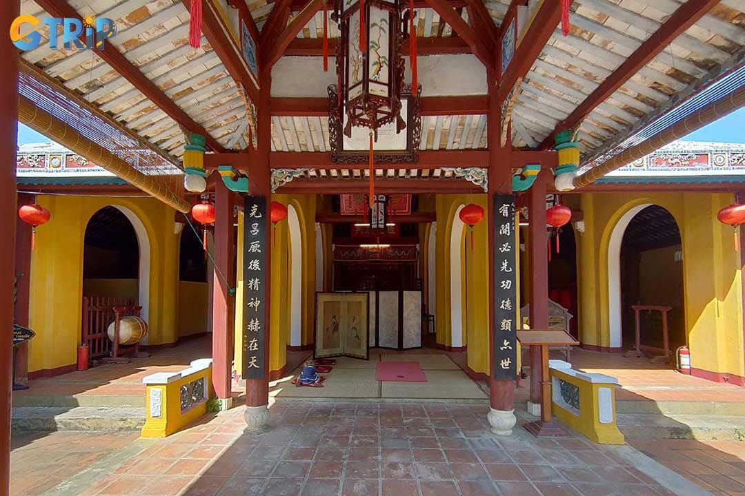 The Cam Pho Communal House features altars dedicated to unique maritime deities