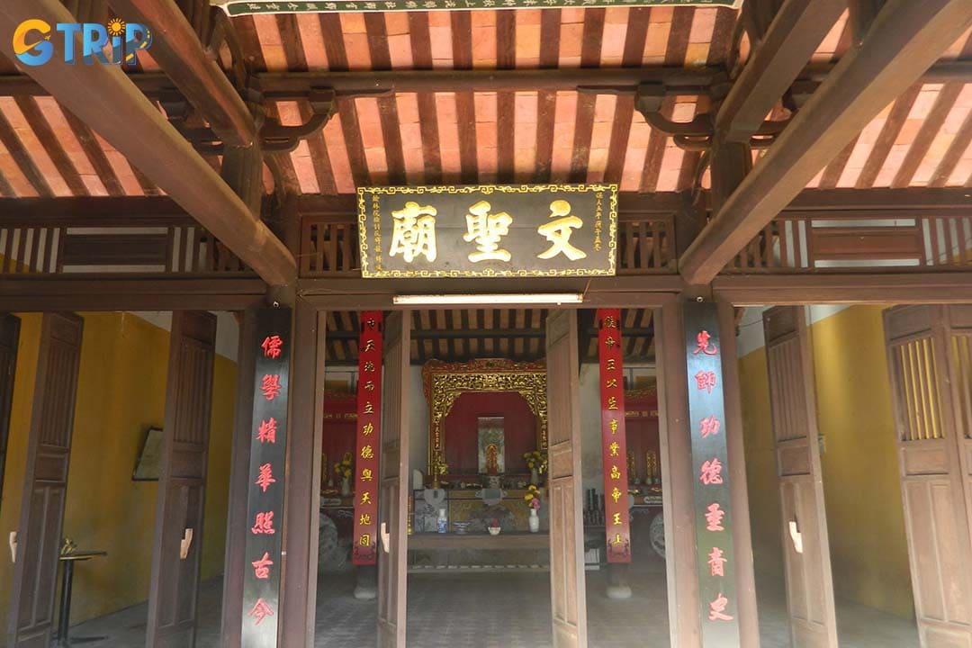 The Cam Pho Confucius Temple has a traditional layout including an entrance gate, a spacious courtyard, and a main worshipping hall