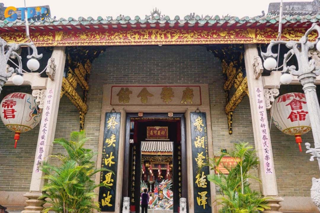 The Cantonese Assembly Hall has an outer gate, inner gate, front courtyard, main sanctuary, and a rear garden