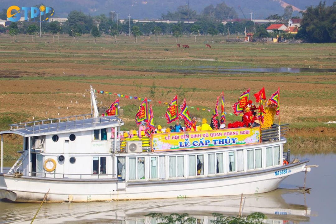 The Cap Thuy water procession, held as part of Ca Temple Festival - Quan Hoang Muoi Palace, reflects the people's belief in praying for water and favorable weather conditions