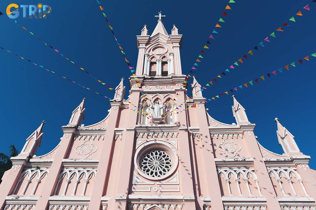 The cathedral is easy to reach from nearby hotels and attractions on foot, making it a convenient stop while exploring downtown Da Nang