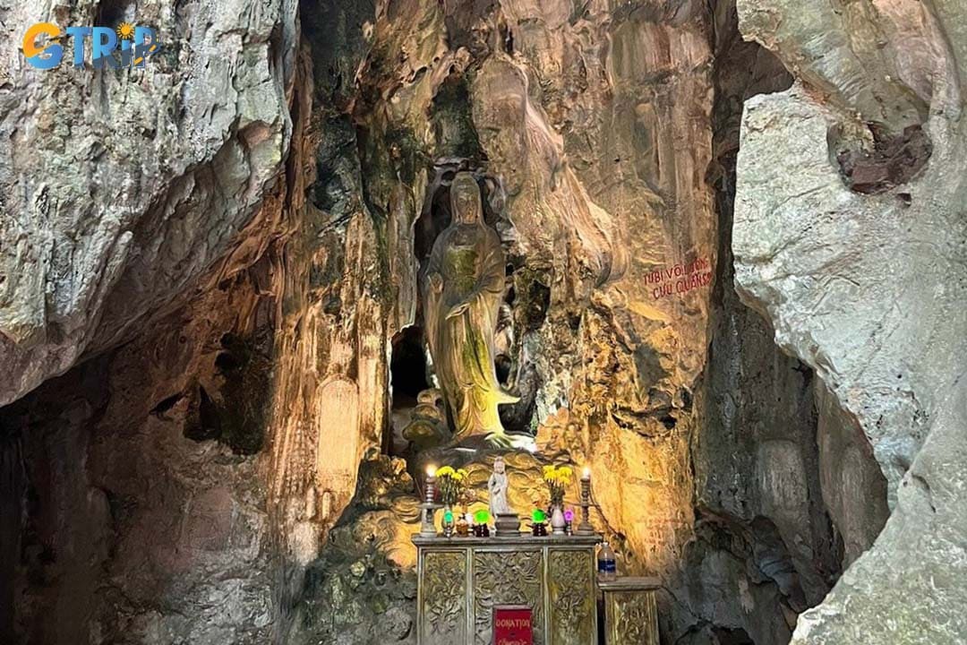 The centerpiece of Hoa Nghiem Cave is a magnificent 2-meter-tall statue of Quan The Am Bo Tat, skillfully carved directly into the natural rock