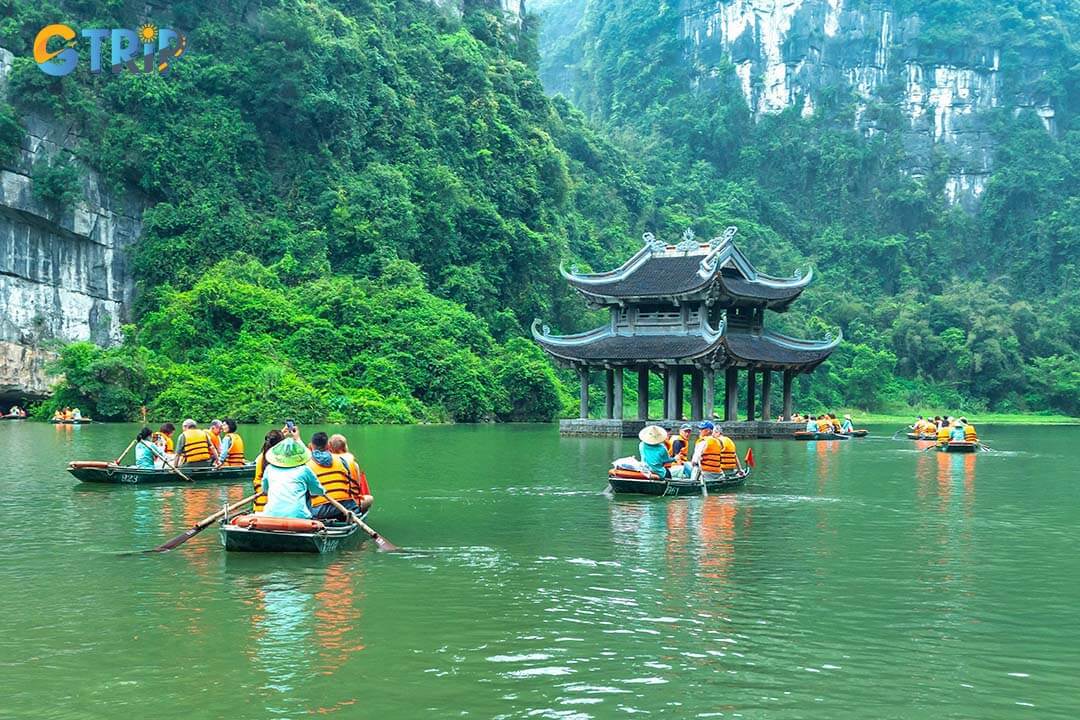 The cool weather and clear skies in December provide the ideal conditions for a Trang An boat tour