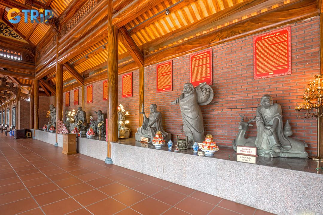 The corridor lined with statues of Buddhist disciples known as Arhats