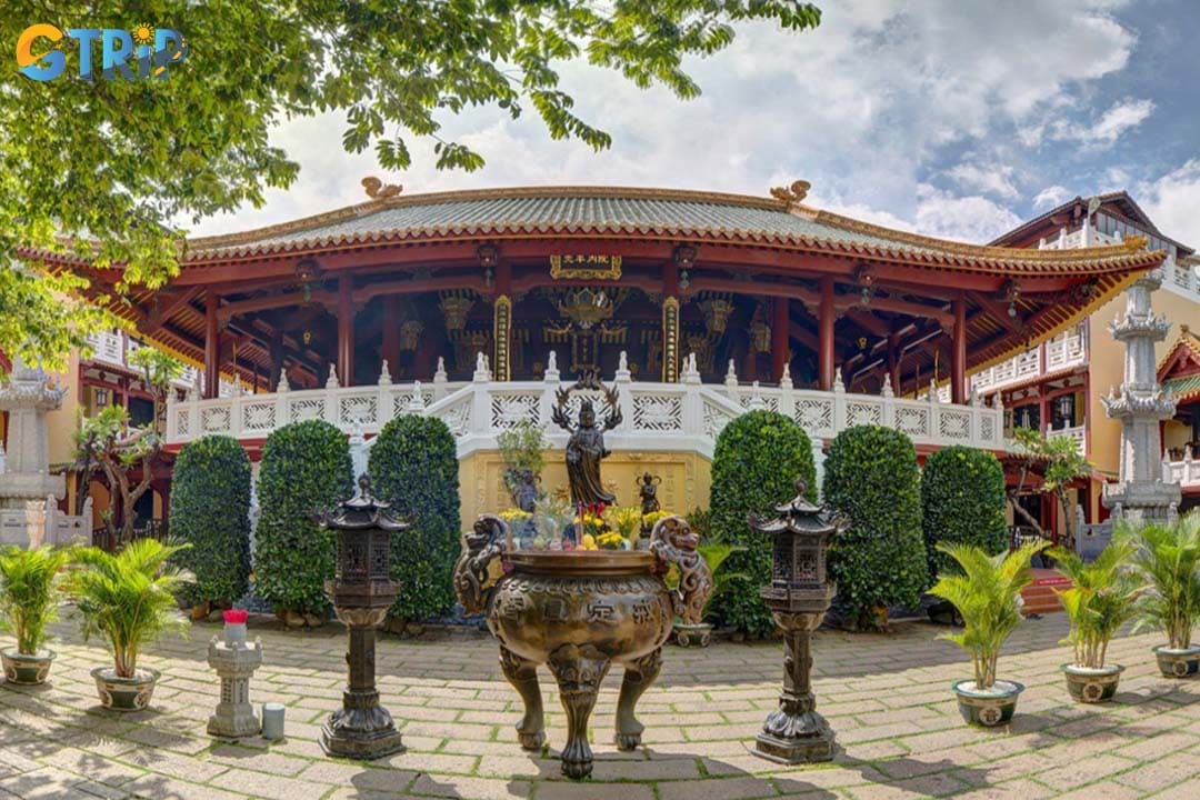 The courtyard of Vien Giac Pagoda provides a peaceful atmosphere for visitors to slow down and enjoy