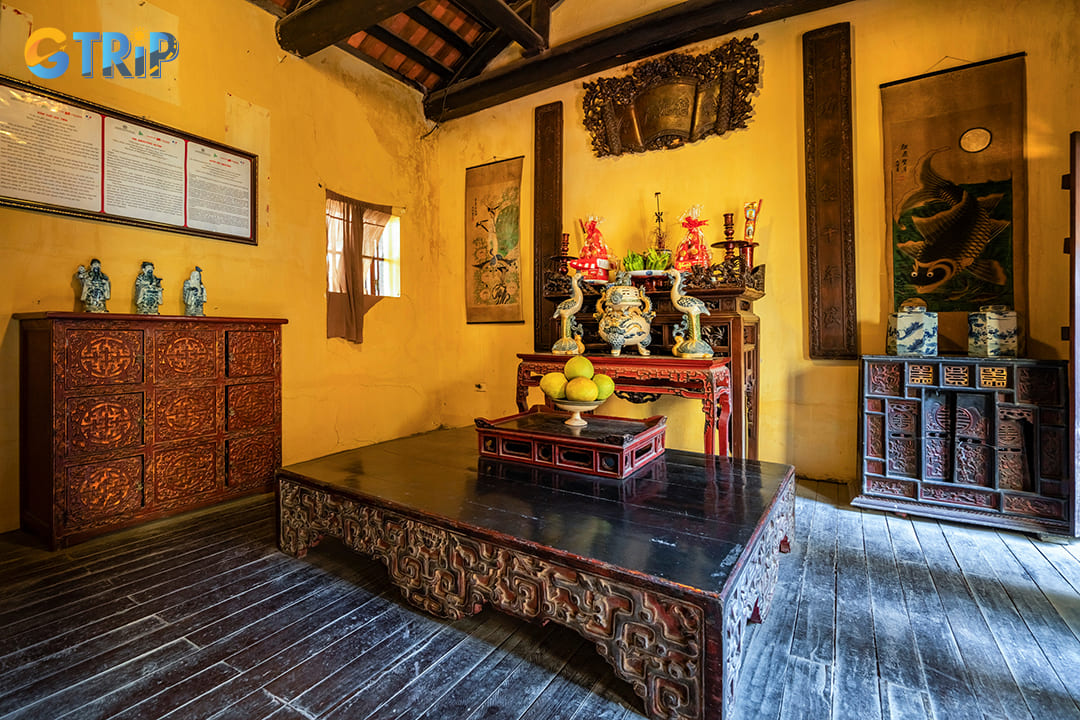 As you wander through this meticulously preserved building, you'll discover the distinctive features that characterize traditional Vietnamese homes