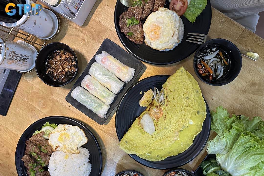 The Daun Restaurant delivers a refined halal dining experience with a stylish atmosphere and a fusion of Malaysian and Vietnamese flavors near Ben Thanh Market