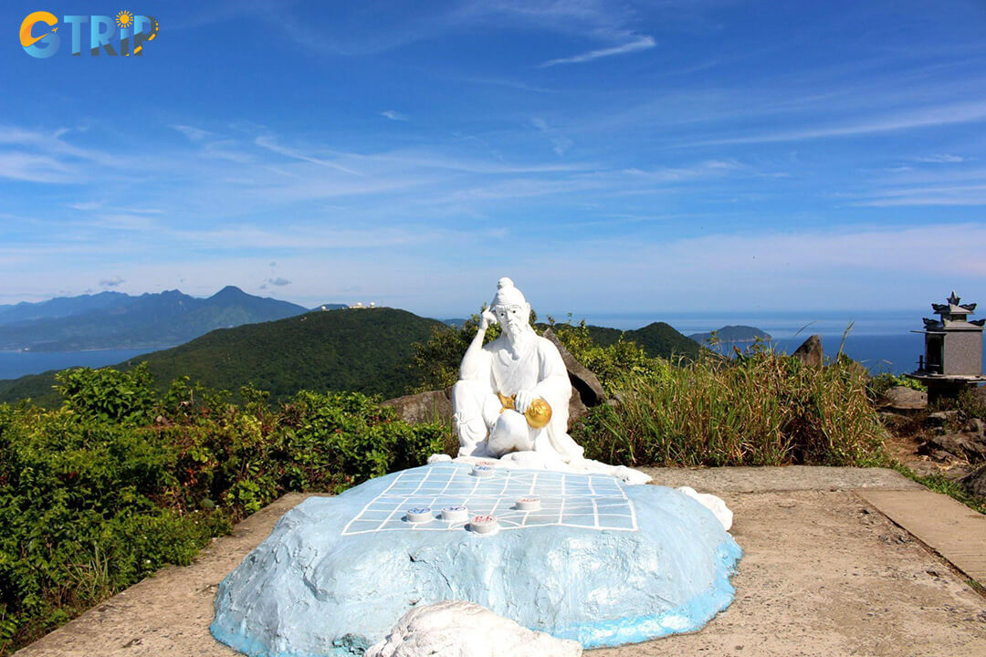 The De Thich Statue and giant chessboard are must-see highlights of Ban Co Peak, embodying its legendary charm and serene views