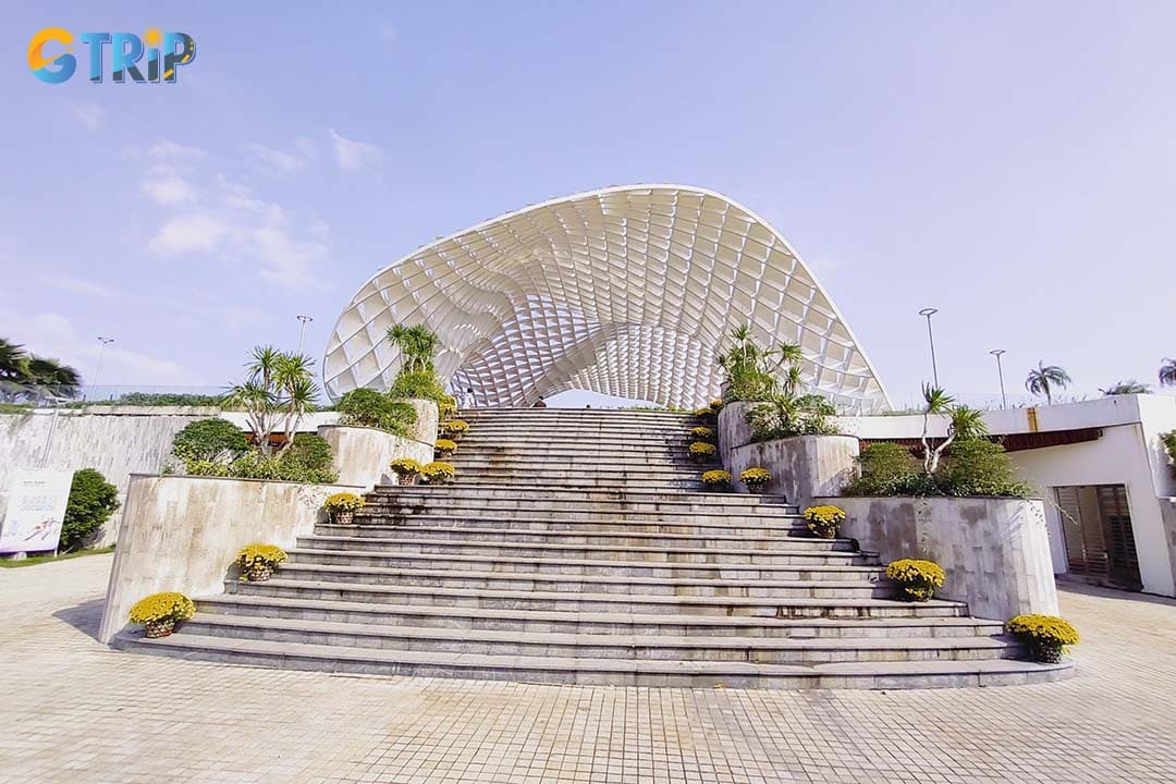 The design of APEC Park is a masterful blend of modern architecture, functional community space, and lush green landscaping