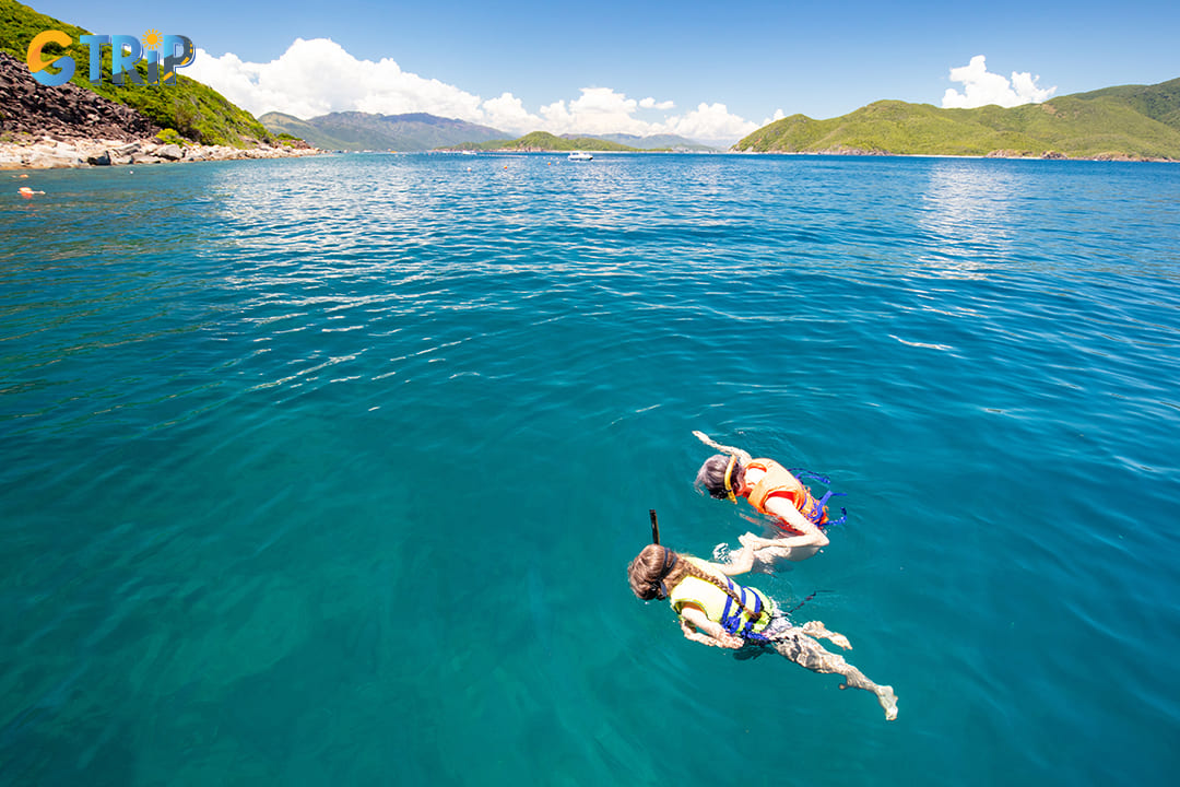 The dry season in Ha Long Bay represents the best time for snorkeling