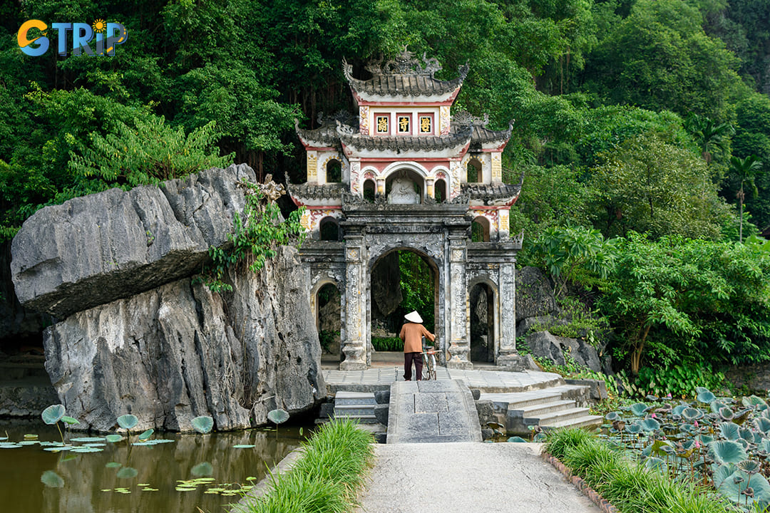 The entrance of Bich Dong Pagoda