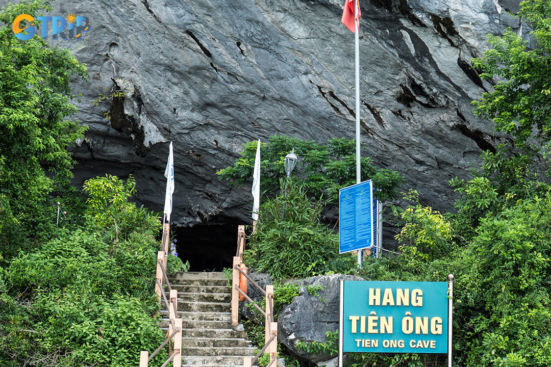 The entrance of Tien Ong Cave