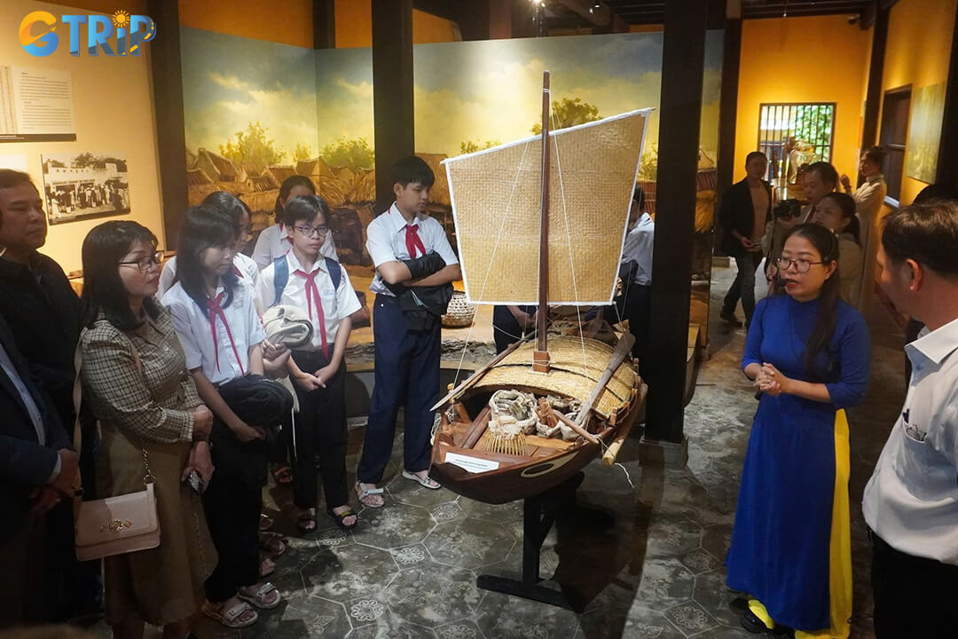 The exhibition highlights Hoi An’s strategic location and natural resources, showcasing how it became a thriving trade hub from the 15th to 19th centuries