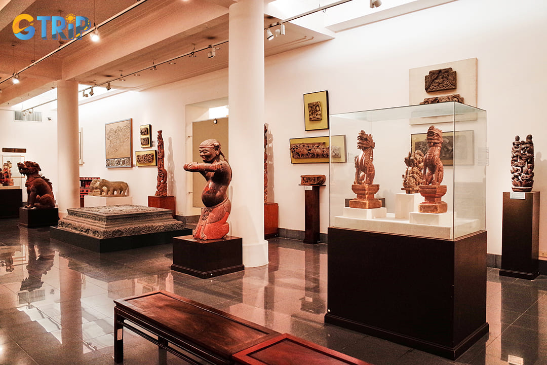 The exhibition spaces flow outward from this central hub in an elongated rectangular pattern, with interconnected rooms arranged in historical sequence