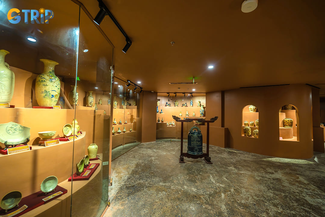 The exhibits are dedicated to the rich history of Bat Trang pottery, showcasing traditional ceramic products from different historical periods of Vietnam