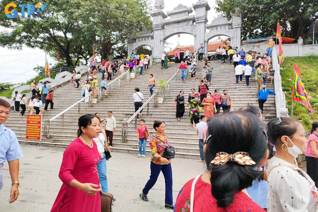The festival attracts a large number of locals and visitors from various places to participate