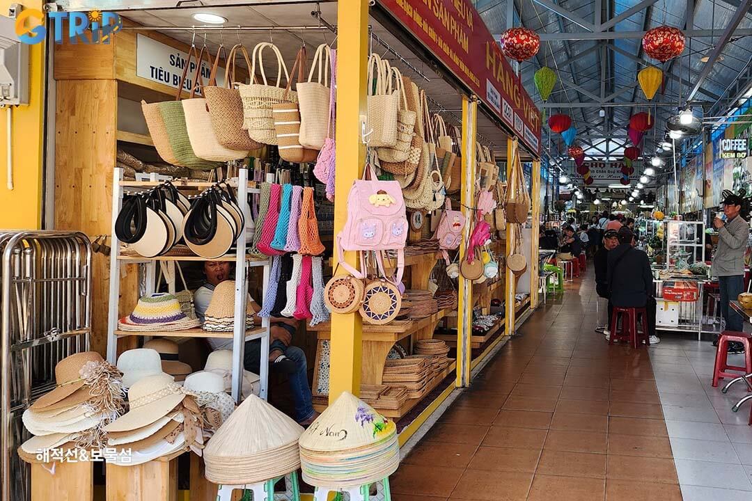 The first floor is famous for fashion and tailoring, especially quick, custom-made ao dai crafted from a wide selection of fabrics