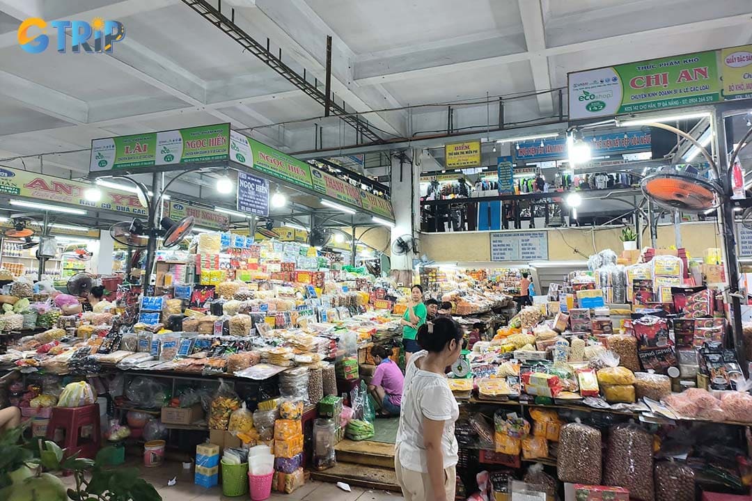 The food zone with many areas is the main zone of the Con Market Da Nang