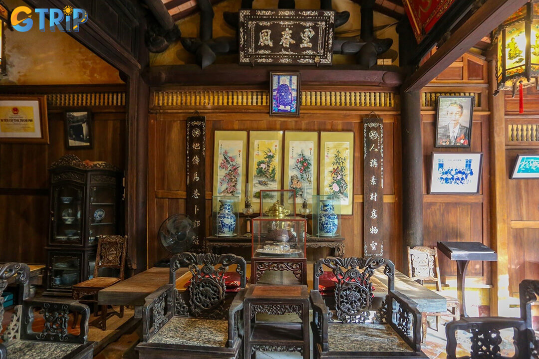 The fourth compartment features classic wooden furniture and symbolic decorations, reflecting the traditional private living space of the Phan family