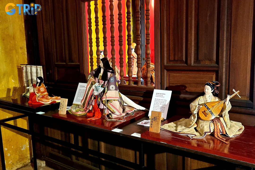 The gallery also displays cultural objects such as a family ancestral altar, traditional Japanese crafts, samurai images and swords, and a geisha makeup table