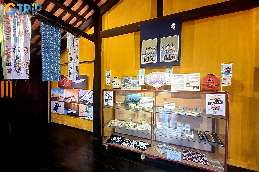 The gallery highlights the 400-year connection between Japan and Hoi An through maps and trade objects that illustrate the town’s history as an international trading port