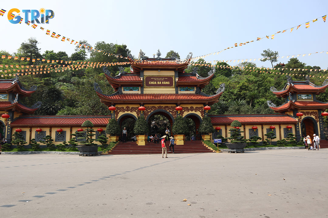 The gate of Ba Vang Pagoda