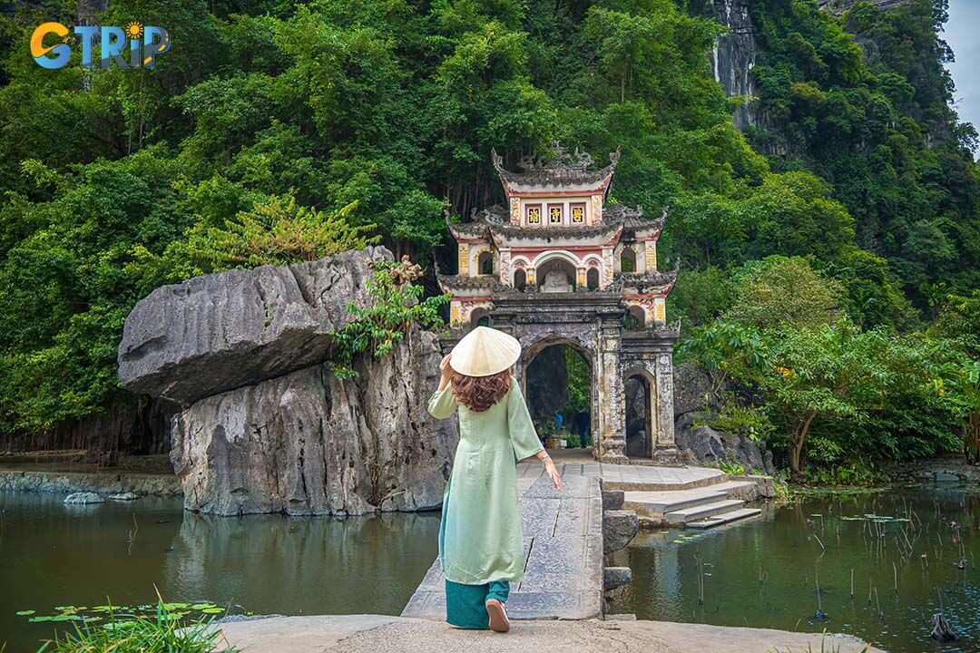 The girl in ao dai in front of Bich Dong Pagoda