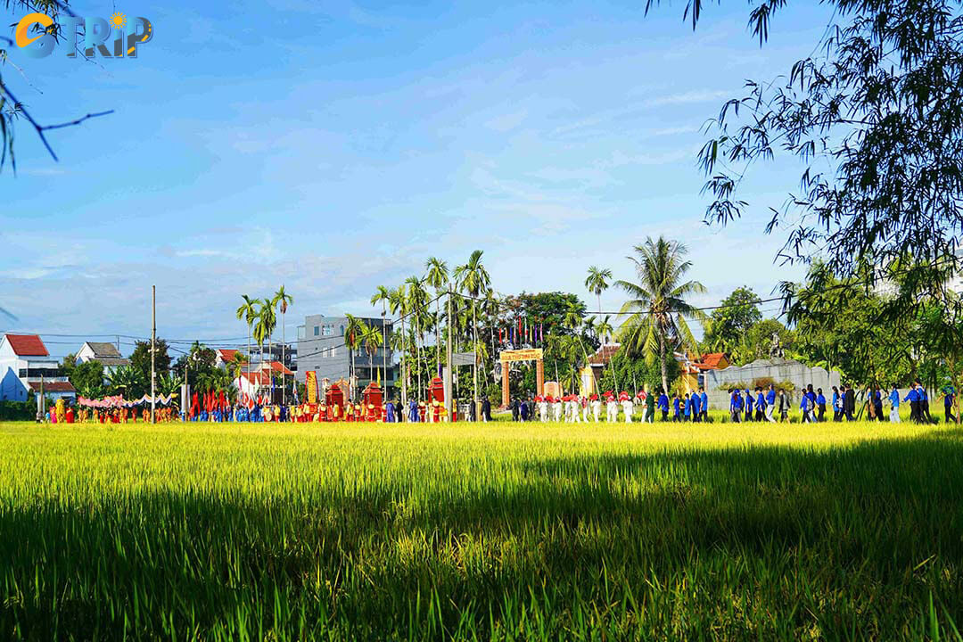 The grand procession at Thanh Ha Pottery Festival
