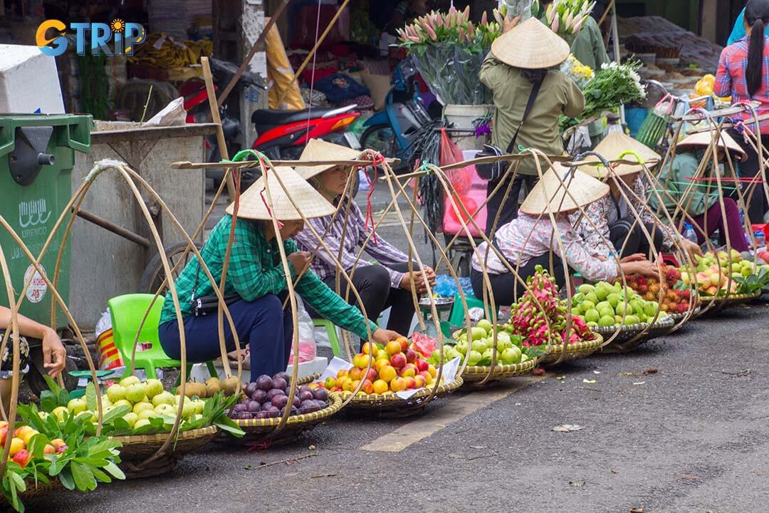 Dong Xuan Market’s food court and surrounding stalls serve up authentic Vietnamese dishes