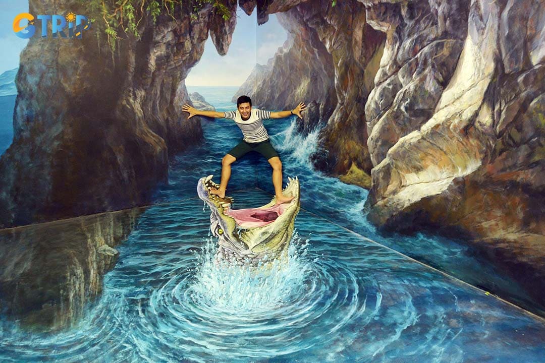 The ground floor offers 3 galleries, which are optical, classic, and aqua galleries