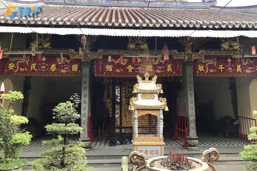 The Guandi Temple (Quan De Mieu) is one of Ho Chi Minh City’s oldest Taoist temples, dedicated to Guan Di, the god of war and wealth