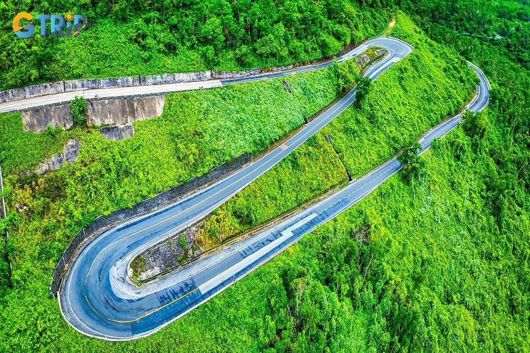 The Hai Van Pass, meaning “Sea Cloud”, is globally renowned for its mist-shrouded peaks, dramatic curves, and rich historical relics